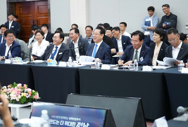 김영록 지사가 나주시청에서 열린 ‘나주시 정책비전 투어’에 참석해 토론을 주재하고 미래 비전 및 정책현안 등 지역 발전에 대한 의견과 제안에 대한 질문에 답변을 하고 있다. [사진=전남도]