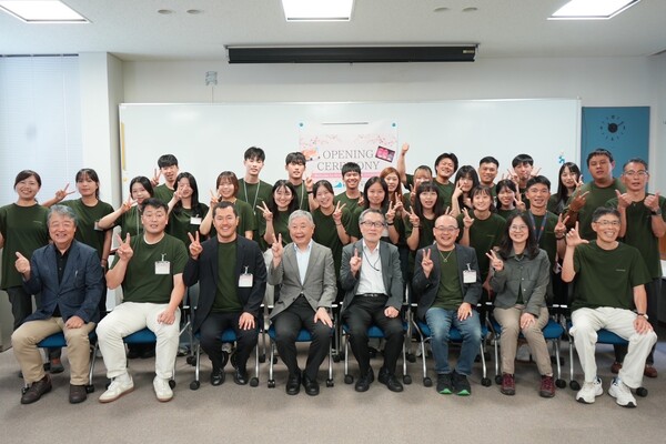 일본 아키타현립대학교가 주최한 ‘2025 하계 3개 대학 학생교류 프로그램’에 참여한 교수진과 힉생들이 기념 찰영을 하고있다. [사진=순천대]