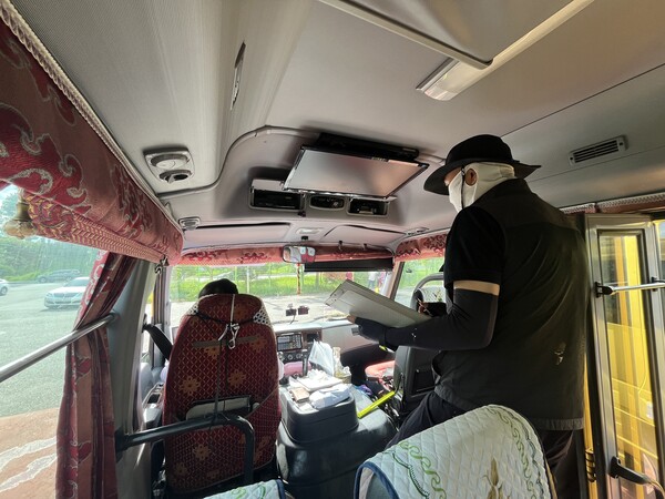 합동점검반이 안전점검 중 차량내부를 살피고 있다.[사진=도교육청]