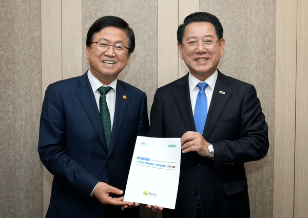 김영록(우) 전라남도지사가  최교진 교육부 장관과 면담을 갖고 전라남도 통합대학교 국립의대 신속 신설 등 전남도 핵심사업 해결을 위한 걸의 및 협조를 요청하고 있다. [사진=전남도]