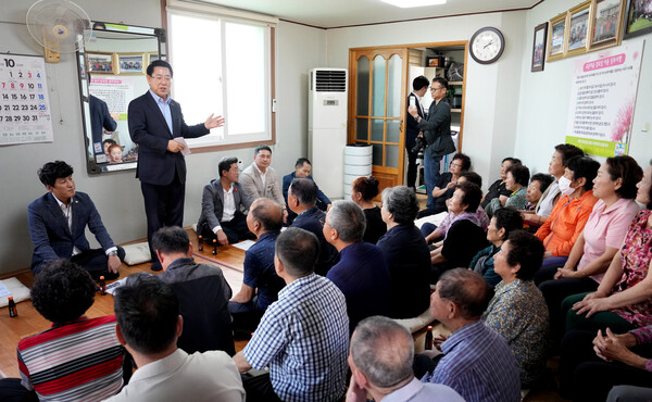 김영록 전라남도지사가 추석 연휴 마지막 날인 9일 청정전남 으뜸마을 만들기 사업을 추진중인 광양시 광양읍 교촌마을을 방문, 주민들과 현장 좌담회를 갖고 건의 및 애로사항을 청취하고 있다. [사진=전남도]