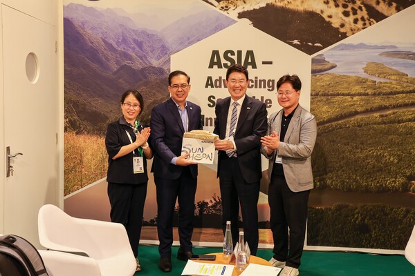 아랍에미리트 아부다비에서 노관규 순천시장이 딘도 캄필란(Dindo Campilan) IUCN 아시아지역책임자와 양자회담을 갖고 기념 촬영하고 있다. [사진=순천시]