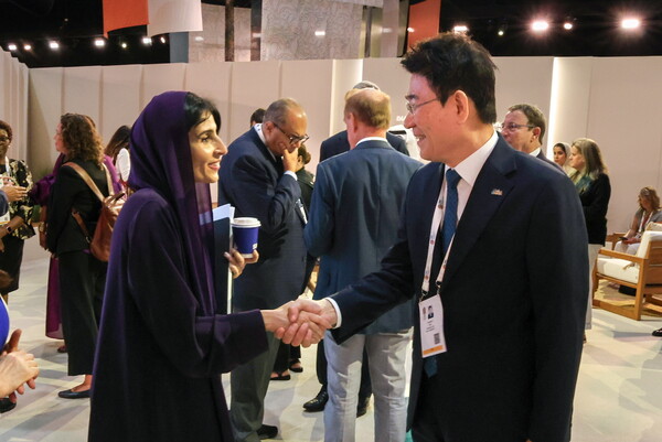 노관규(우측) 순천시장이 아랍에미리트 아부다비에서 열린 세계자연보전총회(WCC)에 참석해 IUCN 라잔 칼리파 알 무라바크 회장과 소통하고 있다. [사진=순천시]