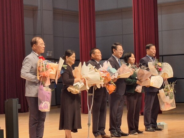 문화예술진흥에 기여한 순천문화원과 지극한 효성으로 지역사회에 모범이 된 장향선 구례문화원 회원 등 4명에게 도지사 표창도 수여됐다. [조용호 기자]