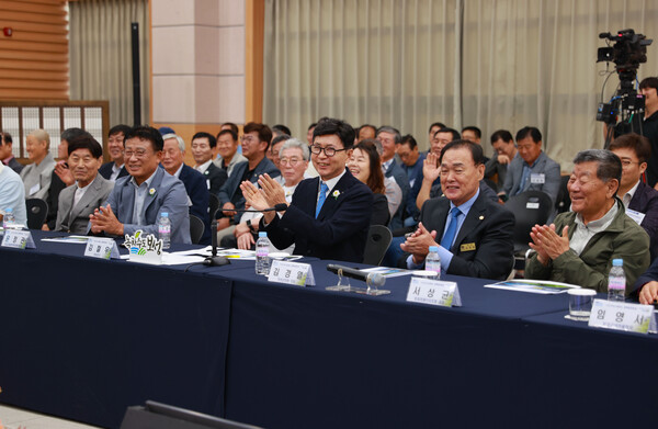 김철우 보성군수가 김영록 도지사의 긍정적인 화답에 박수를 치고 있다. [사진=보성군]