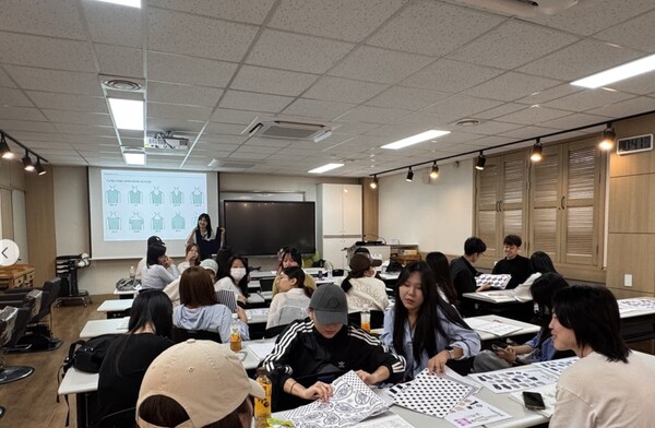퍼스널이미지협회 홍정화 회장이 호남대 뷰티미용과 학생들을 대상으로 '패션이미지 전문가' 과정 특강을 하고 있다. [사진=퍼스널이미지협회]