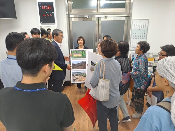 지난 2023년 7월, 골프장 반대위 관계자들이 기습적으로 구례군청 김순호 군수 집무실에 들어가 골프장 철회를 요구하고 있다. 그러나 당시 김 군수는 오히려 골프장 건설의 필요성을 강조하며 “사업 추진을 강력히 이어가겠다”는 입장을 분명히 밝힌 바 있다. [조용호 기자]