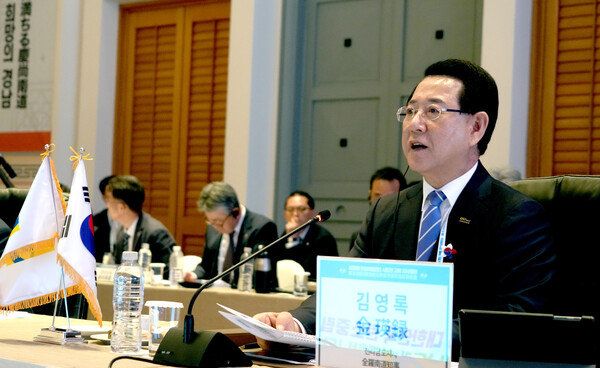 김영록 지사가 제주특별자치도 신라호텔에서 열린 제33회 한·일해협연안 시도현 교류 지사회의에서 ‘2050 전라남도 탄소중립 비전 및 중점시책’ 이란 주제로 발표를 하고 있다. [사진=전남도]