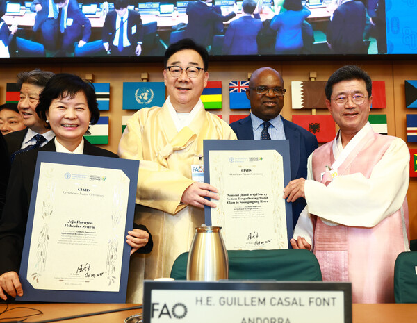 정인화(오른쪽) 광양시장 등이 세계중요농업유산 인증서 수여식 기념촬영을 하고 있다. [사진=광양시]