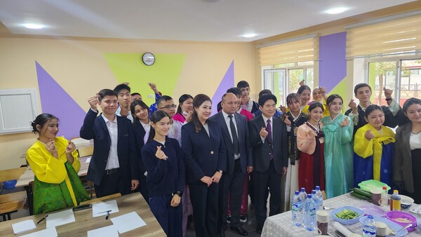 김대중 교육감을 비롯한 전남교육청 방문단과 우즈베키스탄 페르가나주 교육청 관계자들이 업무협약 체결 후 기념사진을 찍고 있다. [사진=전남교육청]