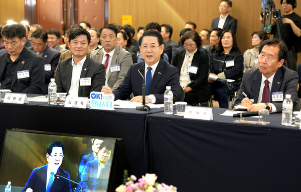 김영록 지사가 구례군 The-K 지리산 가족호텔에서 열린 ‘구례군 정책비전 투어’에서 인사말을 하고 있다. [사진=전남도]