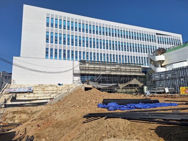 현재 곡성 신청사(사진, 공사 현장 모습)의 공정률은 약 75% 수준으로, 남은 공정이 적지 않다. 이에 따라 최종 준공 시점이 다시 조정될 가능성도 있다는 분석이다. [사진=조용호 기자]