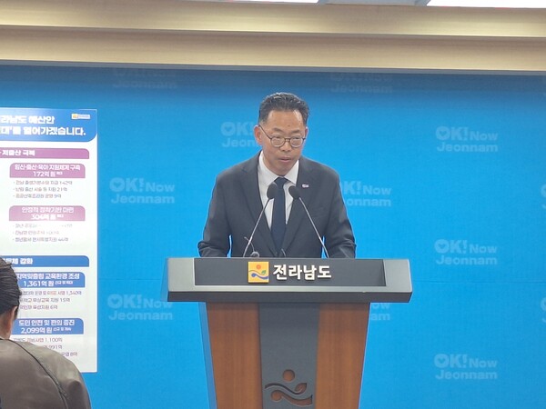 윤진호 도 기획조정실장이 예산 설명을 하고 있다. /조용호 기자