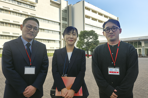 청암대 관계자 등이 도쿄 소재 니혼대학교(Nihon University) 예술학부 에고다 캠퍼스에서 기념촬영을 하고 있다. (좌측부터 청암학원 강병헌 이사장, 니혼대학교 소콜로바-야마시타 기요미 부총장, 청암대학교 웹툰콘텐츠과 장슬기 교수). [사진=청암대]