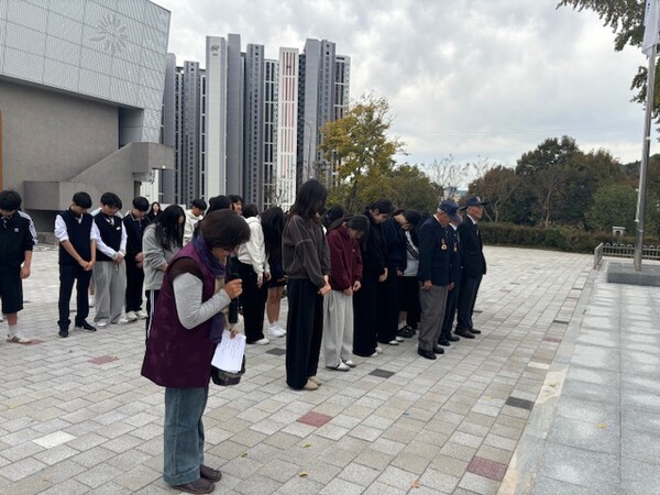 ‘나는 청소년 호국 지킴이! 우리 동네 현충 시설 탐방 프로그램’에 참여한 중학생들이 묵념하고 있다. [사진=화순군]