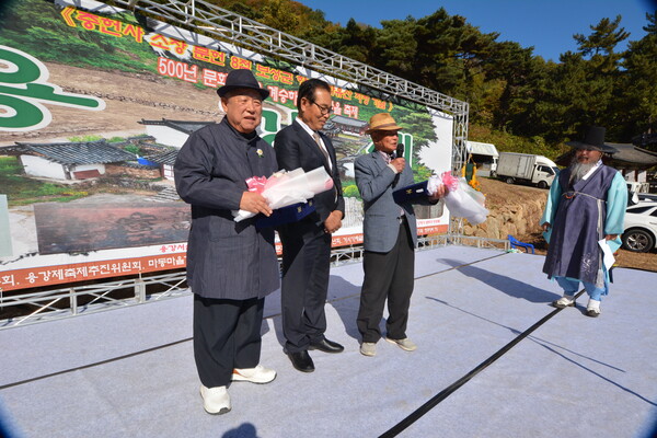 유림대표 선병국 도유사와 김종표 상임위원장에게  감사패 증정