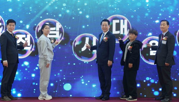 김영록 지사와 장애인 일자리박람회’에 참석한 내빈과 퍼포먼스를 하고 있다. [사진=전남도]