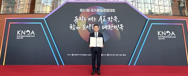 항만공사 관계자가 산업통상자원부 장관 표창 수상 기념촬영을 하고 있다. [사진=공사]
