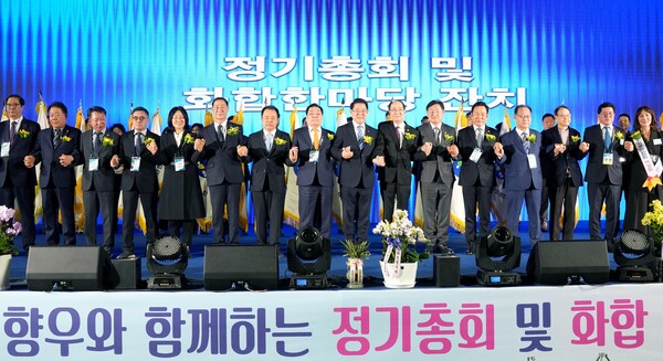 김영록 도지사가 서울 잠실학생체육관에서 열린 ‘전국호남향우회 총연합회 화합한마당’행사에 참석해 향우회원들과 기념촬영을 하고 있다. [사진=전남도]