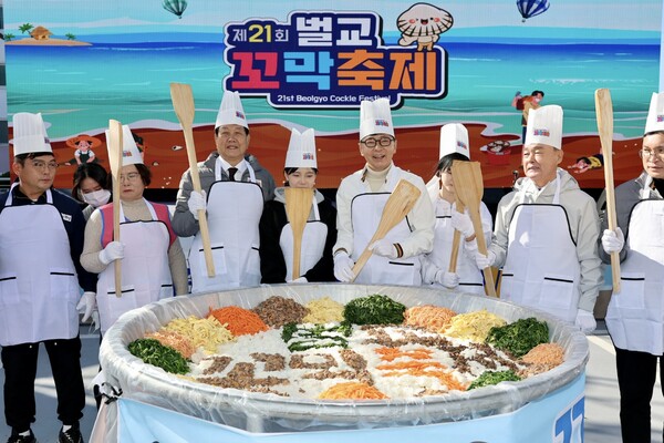 제21회 벌교꼬막축제장에서 꼬막 주먹밥 1,000인분 만들기를 하고 있다[사진=보성군]